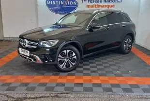 Mercedes GLC 300 E Business Line noir, vue 3/4 avant droit, avec jantes alliage et calandre chromée brillante.