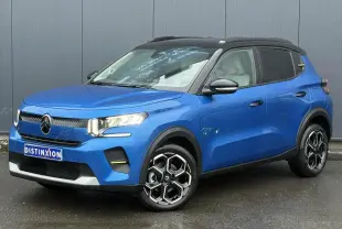 SUV Citroën C3 bleu Bright Blue, vue 3/4 avant droit, toit noir et jantes alliage distinctives.