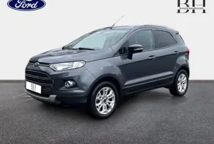 Vue 3/4 avant droit d'un Ford EcoSport 2017 finition Titanium en couleur Smoke avec jantes alu et barres de toit.