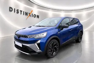 Vue 3/4 avant d’un Renault Symbioz bleu iron avec jantes noires et calandre moderne dans un showroom lumineux.