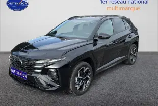 Hyundai Tucson noir en 3/4 avant droit, avec calandre glossy black et jantes alliage 19 pouces.