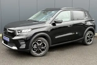 Vue 3/4 avant droite d'une Citroën C3 Turbo 100 Max noire Perla avec jantes alliage et barres de toit noires.