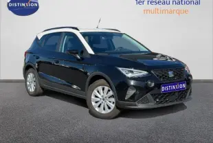 SEAT Arona 2025 noir Minuit Métal avec toit blanc Candy, vue 3/4 avant mettant en valeur ses jantes alu et calandre.