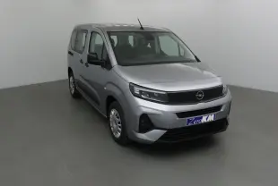 Opel Combo Life gris Artense vu en 3/4 avant gauche dans un studio, avec calandre noire et jantes acier.