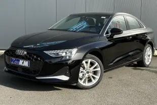 Audi A3 Berline noir Mythe vue 3/4 avant droit, avec jantes alliage 17 pouces et phares LED distinctifs.