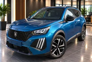 Peugeot 2008 2025 bleu obsession en 3/4 avant droit, avec calandre noire et feux LED verticaux distinctifs.