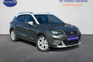 Vue 3/4 avant droite d'une SEAT Arona noir avec jantes alu et barres de toit blanches sur fond neutre.