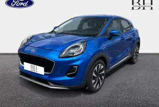 Vue 3/4 avant d'un Ford Puma 2022 bleu Fashion Island avec jantes alu et phares LED distinctifs.