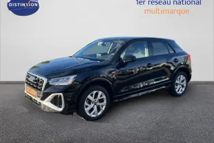 Audi Q2 noir mito metal en vue 3/4 avant droit, mettant en valeur sa calandre S-Line et ses jantes argentées.