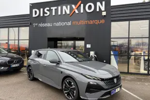 Peugeot 308 gris selenium vue 3/4 avant droit, calandre noire distinctive et jantes alliage bi-ton.