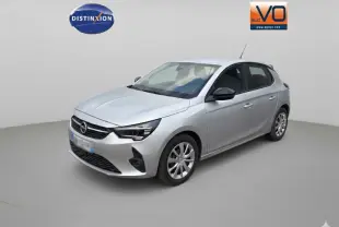 Vue 3/4 avant droite d'une Opel Corsa gris clair 2024 avec jantes classiques et rétroviseurs noirs contrastés.