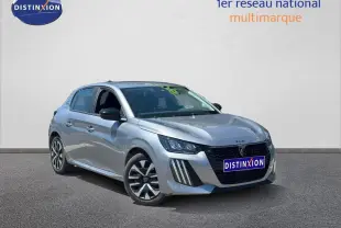 Peugeot 208 gris Artense vue 3/4 avant droit avec jantes et calandre noire distinctive.