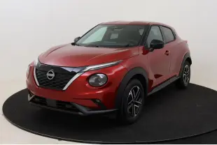Nissan Juke 2026 rouge Fuji Sunset en 3/4 avant droit, avec jantes alliage et calandre noire distinctive.