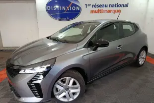 Renault Clio Evolution Blue dCi 100 gris clair vue 3/4 avant droit avec phares LED allumés en intérieur showroom.