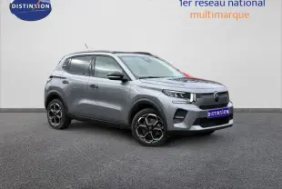 Citroën C3 électrique 2025 gris Mercury en vue 3/4 avant droit, avec jantes distinctives et calandre moderne.