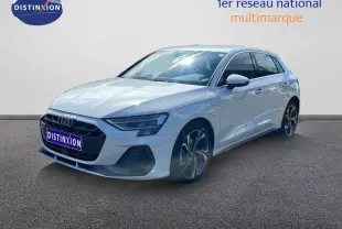 Audi A3 Sportback blanc Ibis en 3/4 avant droit, avec jantes alliage et calandre noire distinctive S-Line.