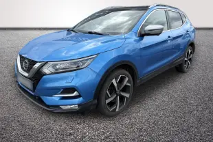 Nissan Qashqai bleu en 3/4 avant droit, avec jantes alliage noires et rétroviseurs argentés.