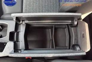 Vue plongeante sur l'accoudoir central gris titane ouvert du Peugeot 3008 1.2 hybrid 145 allure 2024.