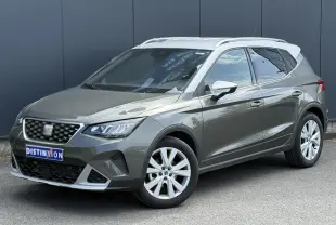 SEAT Arona TSI 115 DSG Xpérience gris Cliff en 3/4 avant droit avec jantes alliage 17 pouces et calandre chromée.