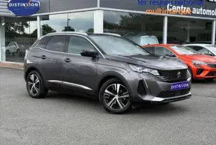 Peugeot 3008 Gris Platinium vue 3/4 avant droit, avec calandre noire et jantes alliage distinctives.
