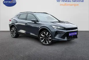 Vue 3/4 avant droite d'une CUPRA Formentor 1.5 eTSI Hybrid 2025 en gris magnétique mat avec jantes distinctives.
