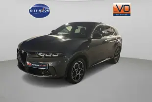 Vue 3/4 avant droite d'une Alfa Romeo Tonale gris métallisé 2023 avec jantes alliage 18 pouces et calandre distinctive.