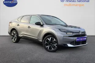 Citroën C4 X gris Mercury en 3/4 avant droit, avec signature lumineuse distinctive et jantes noires bicolores.