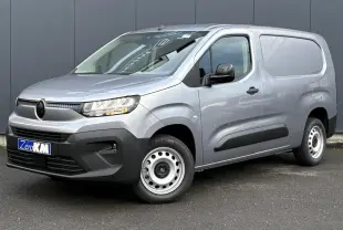 Vue 3/4 avant droit d'un Citroën Berlingo Van XL gris Artense avec calandre noire et jantes tôles 16 pouces.