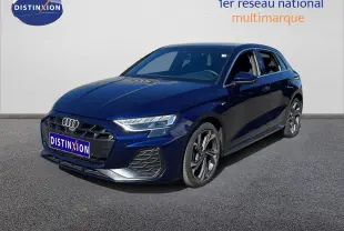 Audi A3 Sportback bleu Navarre métal en 3/4 avant, mettant en valeur ses phares LED et jantes alliage distinctives.