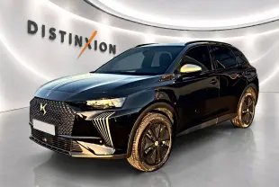 DS7 1.5 BlueHDi 130 noir en 3/4 avant droit, avec calandre distinctive et jantes noires brillantes.
