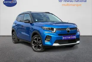 SUV Citroën C3 2025 bleu en 3/4 avant droit avec jantes noires et détails noirs sur les rétroviseurs et toit.