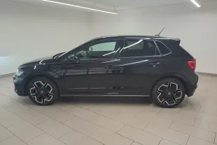 Volkswagen Polo 2025 Noir Intense vue de profil côté gauche, jantes noires et détails R-Line visibles.