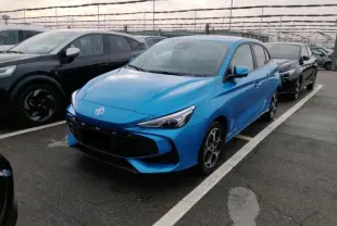 Vue 3/4 avant gauche d'une MG3 1.5 Hybrid+ 195 Luxury bleu Como avec jantes alliage et calandre noire.