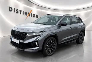 Renault Austral gris schiste en 3/4 avant droit, avec calandre noire et jantes alliage distinctives.