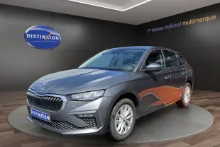 SKODA SCALA gris foncé vue 3/4 avant droit, avec calandre marquée et phares LED, en showroom.