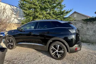 Peugeot 3008 noir vue de profil côté gauche, soulignant ses jantes alliage et lignes dynamiques.