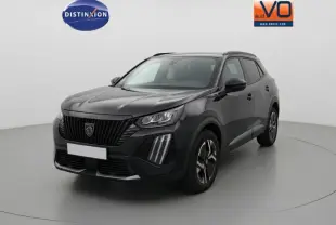 Peugeot 2008 Hybrid 136 e-DCS6 Allure noir, vue 3/4 avant droit, avec calandre verticale et feux LED distinctifs.