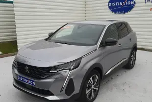 Peugeot 3008 Hybrid gris Artense en vue 3/4 avant droit, avec calandre noire et feux LED distinctifs.