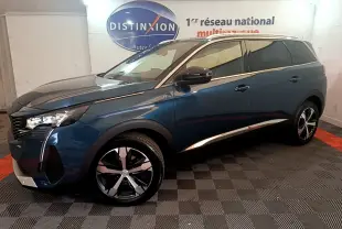 Peugeot 5008 PureTech 130 GT bleu en 3/4 avant droit, avec jantes alliage et détails chromés sur carrosserie