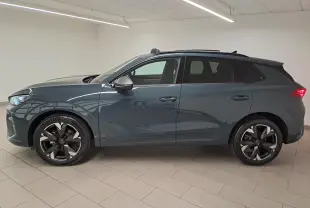 Vue de profil côté gauche du CUPRA TERRAMAR bleu Fjord 2025 avec jantes 19'' Spectrum et toit ouvrant panoramique.