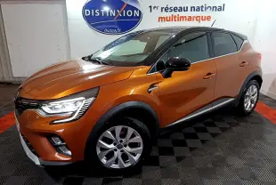 Vue 3/4 avant d'un Renault Captur jaune avec toit noir, phares LED allumés et jantes alliage visibles.