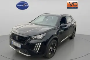 Peugeot 2008 Hybrid noir en 3/4 avant droit, avec barres de toit et jantes alliage 17 pouces visibles.