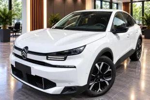 Vue 3/4 avant d'une Citroën C4 2025 blanc okenite, avec phares LED et jantes alliage noires distinctives.