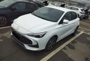 MG3 1.5 Hybrid+ blanc Dover vu en 3/4 avant droit, avec jantes alliage et vitres teintées.