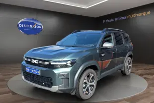 Dacia Bigster Journey hybride vert en 3/4 avant droit avec jantes spécifiques et rétroviseurs argentés.