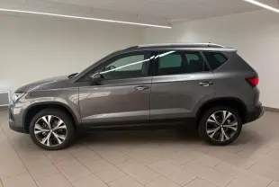 Profil droit du SEAT Ateca 2.0 TDI 150 DSG7 COPA en gris graphite métallisé avec jantes alliage 18'' usinées.