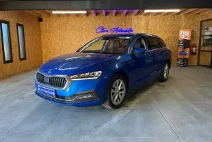 SKODA OCTAVIA COMBI 2024 bleu en 3/4 avant droit, avec calandre chromée et phares LED dans un showroom.