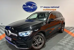 Mercedes GLC 220D AMG Line noir Obsidienne métallisé, vue 3/4 avant avec phares LED allumés et jantes AMG cinq branches.
