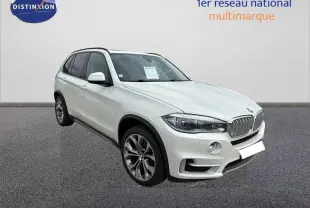 BMW X5 3.0 D X-Line Pack M blanc, vue 3/4 avant droit, avec jantes alliage et calandre chromée distinctive.