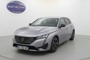 Peugeot 308 PHEV 180 e-EAT8 Allure gris clair vue 3/4 avant, avec calandre noire et feux LED distinctifs.